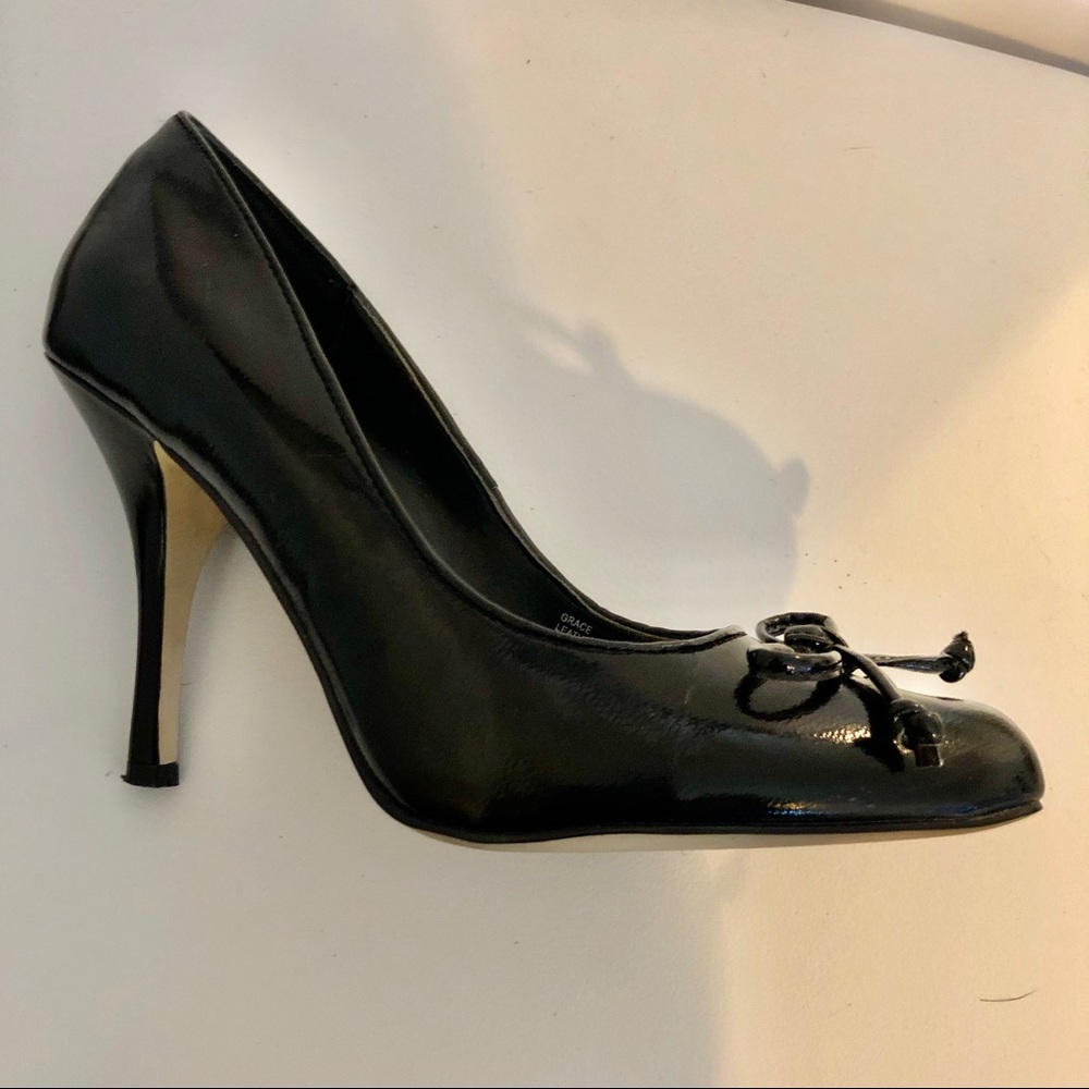 Black White House Black Market Pumps